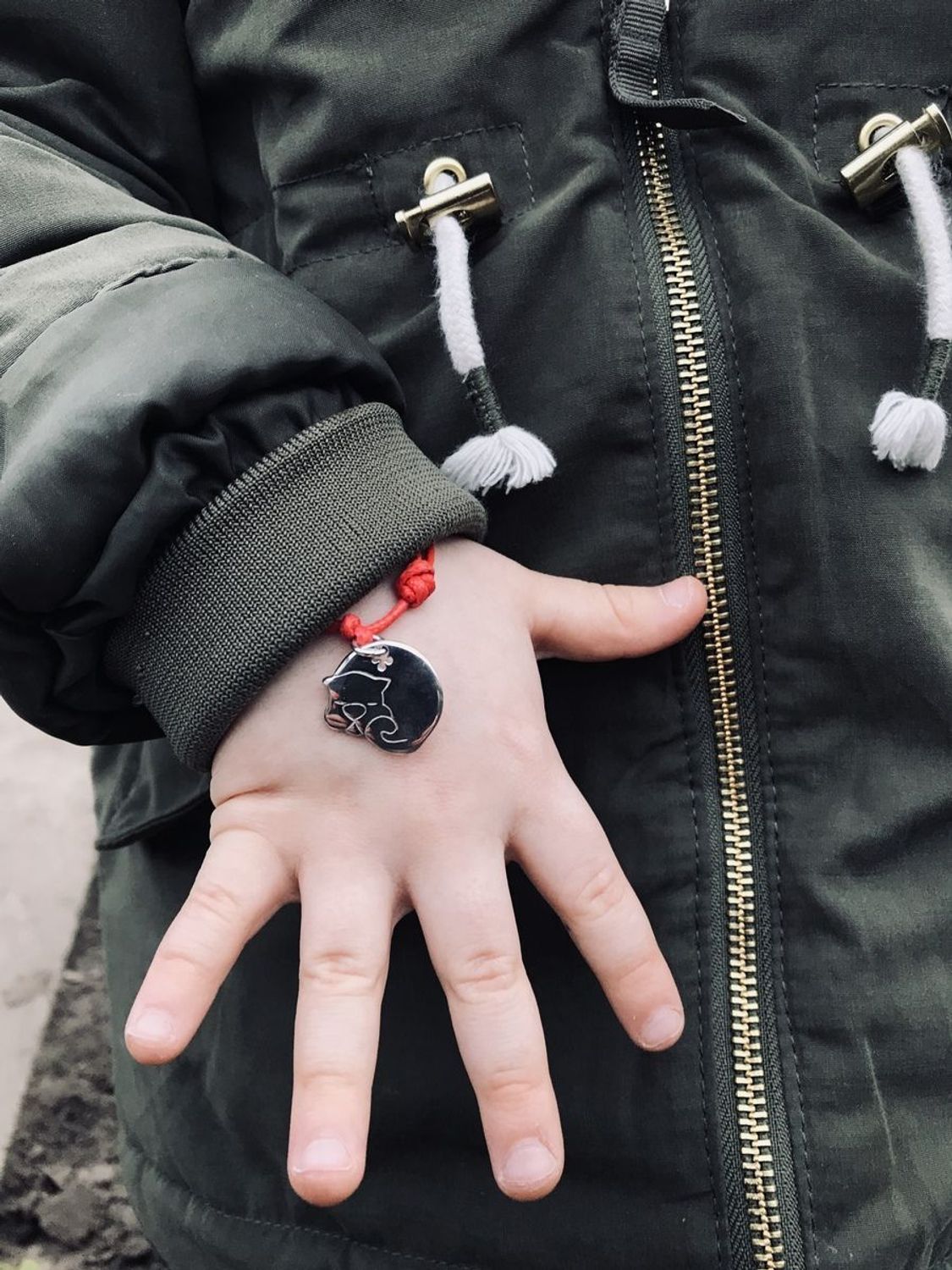 Bransoletka damska Srebrny Kot na czerwonym sznurku kotek 3 Ag.jpg